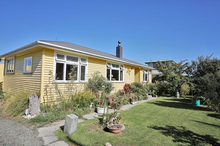 Photo of property in 17 Half Mile Road, Tuatapere, 9620