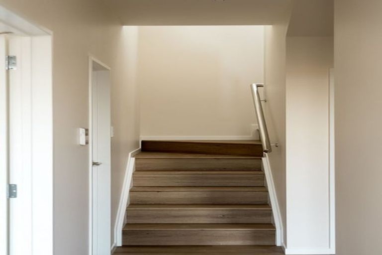 Photo of property in 1b Taupiko Place, Green Bay, Auckland, 0604