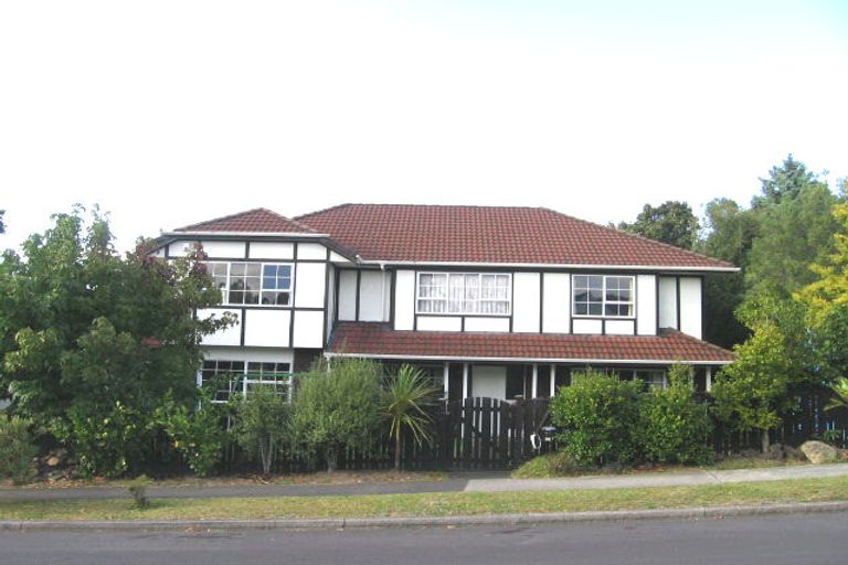 Photo of property in 11 Ravenstone Place, Chatswood, Auckland, 0626