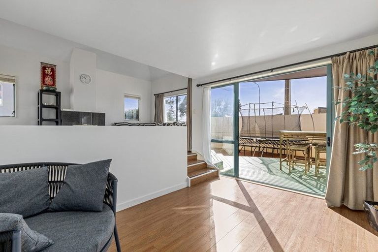 Photo of property in 1/208 East Coast Road, Forrest Hill, Auckland, 0620