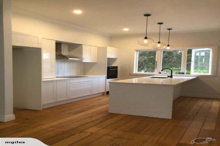 Photo of property in 328 Glenfield Road, Glenfield, Auckland, 0629