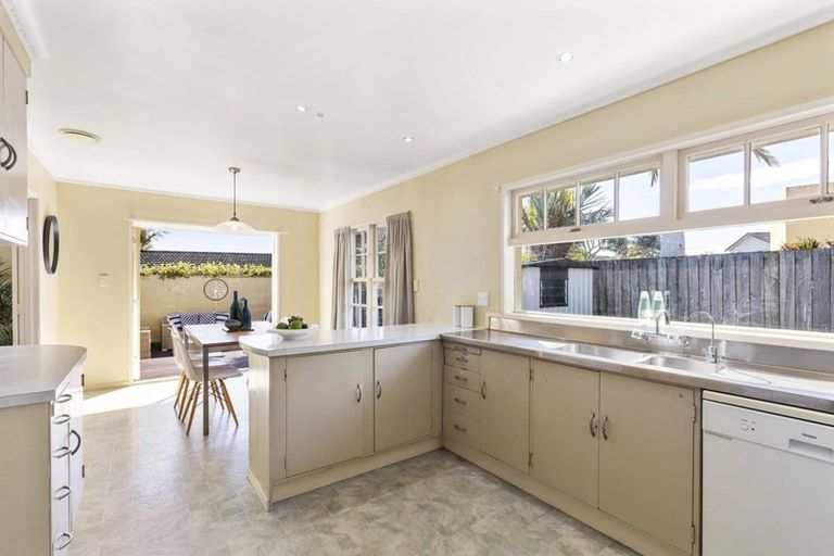 Photo of property in 11 Fielding Crescent, Farm Cove, Auckland, 2012