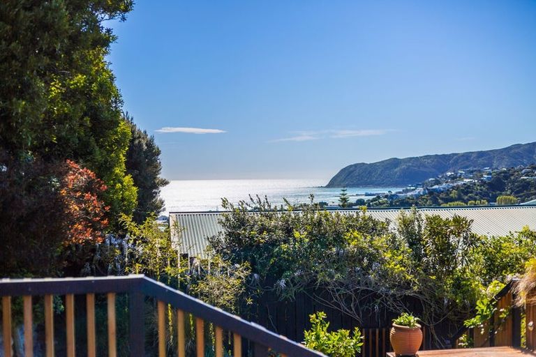 Photo of property in 2/11 Mervyn Place, Plimmerton, Porirua, 5026