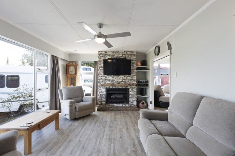 Photo of property in 8 Wairau Place, Kelvin Grove, Palmerston North, 4414