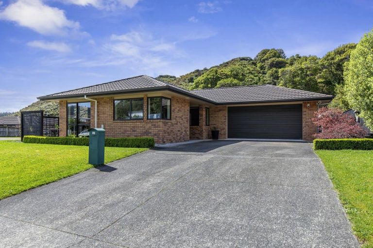 Photo of property in 15 Aragon Grove, Kingsley Heights, Upper Hutt, 5018