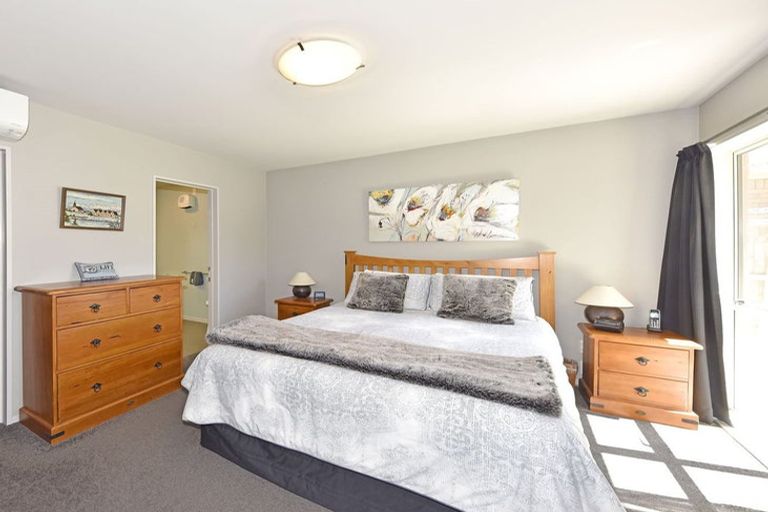 Photo of property in 11 Thornwood Place, Redwood, Christchurch, 8051