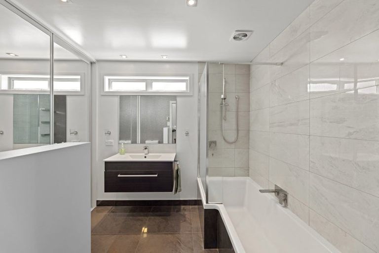 Photo of property in 2/52 Crofton Road, Harewood, Christchurch, 8051