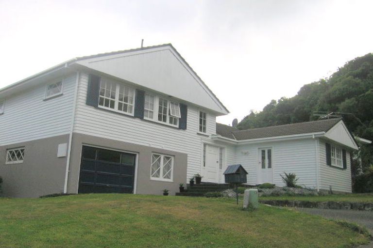 Photo of property in 15 Woodhouse Avenue, Karori, Wellington, 6012