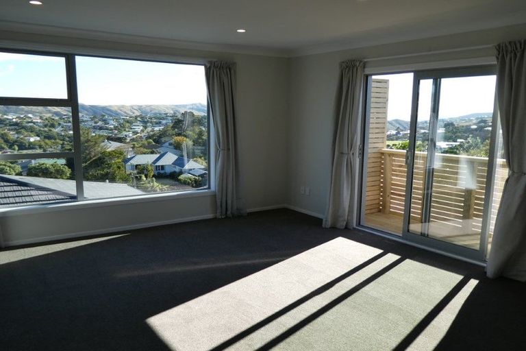 Photo of property in 20a Chetwode Grove, Newlands, Wellington, 6037