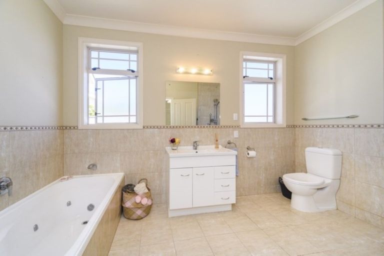 Photo of property in 8 Kowhai Avenue, Takaro, Palmerston North, 4410