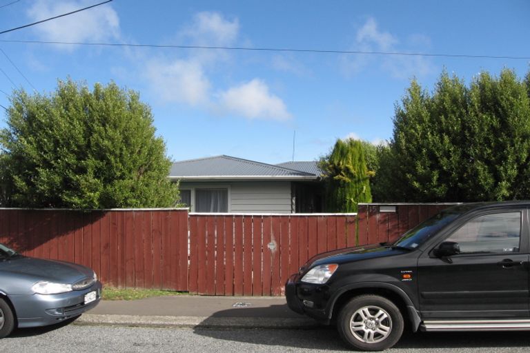 Photo of property in 15 Longcroft Terrace, Newlands, Wellington, 6037