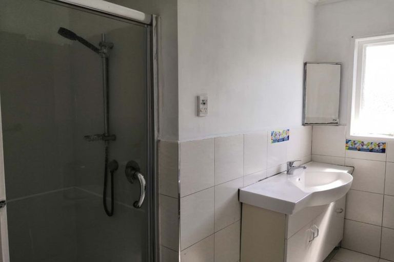 Photo of property in 30 Kingdale Road, Henderson, Auckland, 0610