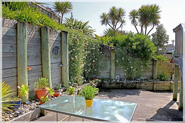 Photo of property in 50 Signal Street, Foxton Beach, Foxton, 4815