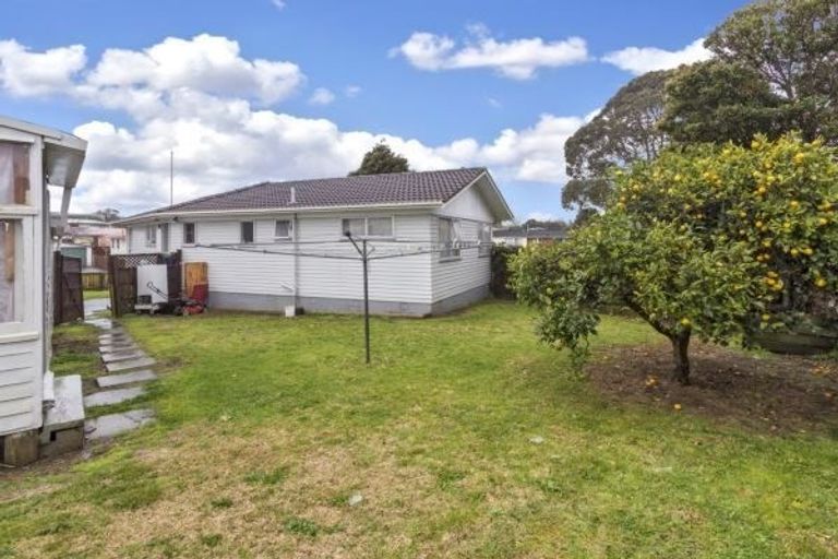 Photo of property in 2 Heyford Close, Mangere, Auckland, 2022