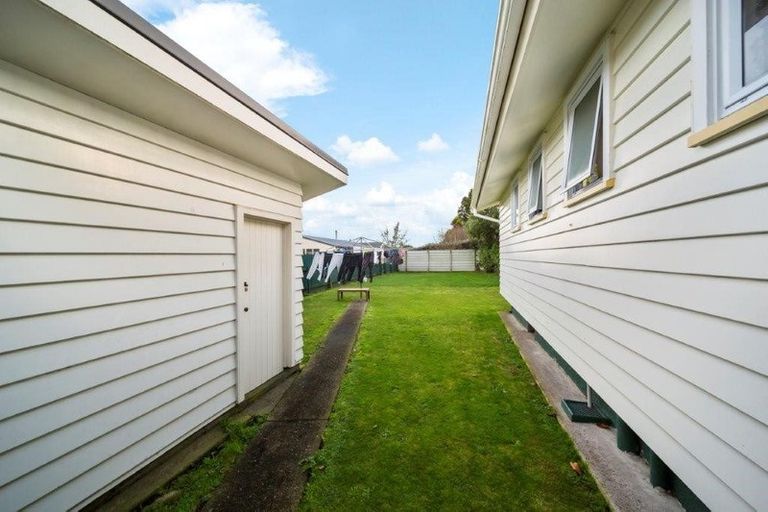 Photo of property in 6 Kauri Crescent, Hawera, 4610