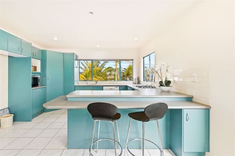 Photo of property in 122 Beach Road, Te Atatu Peninsula, Auckland, 0610