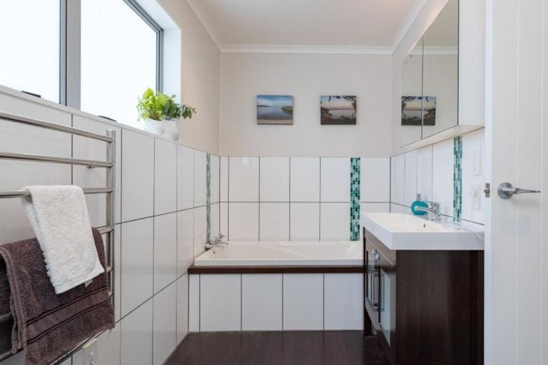 Photo of property in 29 Kiriwai Road, Paremata, Porirua, 5024