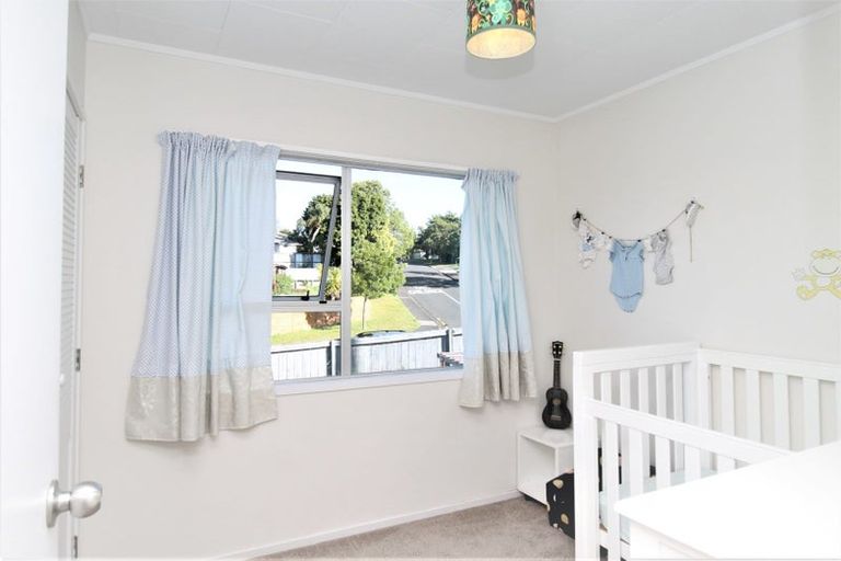 Photo of property in 37 Claverdon Drive, Massey, Auckland, 0614