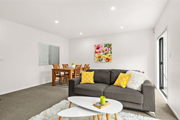 Photo of property in 15 Sun Place, Henderson, Auckland, 0612