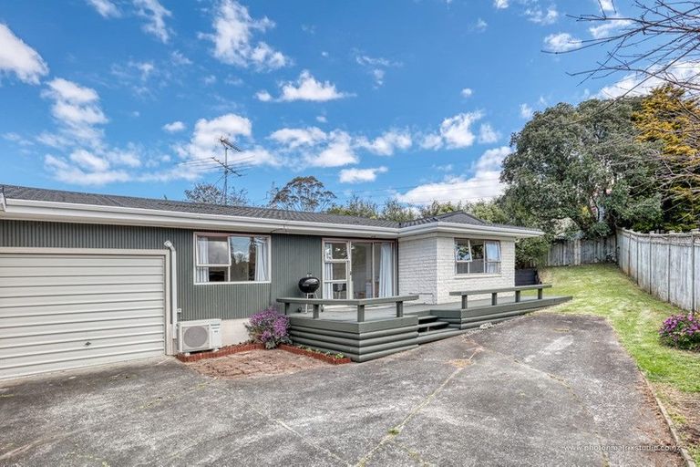 Photo of property in 2/33 Lowtherhurst Road, Massey, Auckland, 0614
