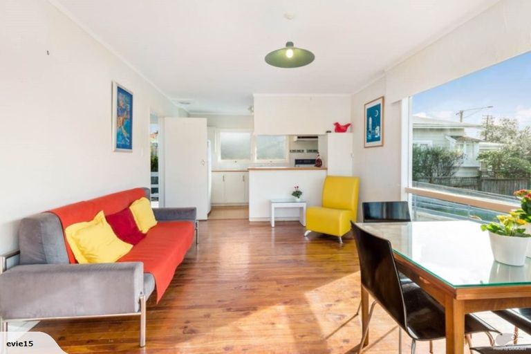 Photo of property in 1/77 Old Lake Road, Narrow Neck, Auckland, 0624