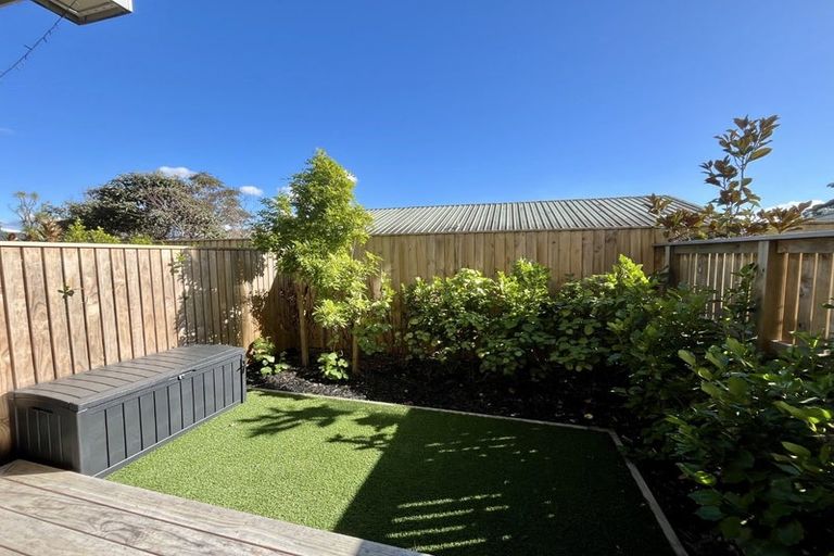 Photo of property in 27d Dawnhaven Drive, Te Atatu Peninsula, Auckland, 0610