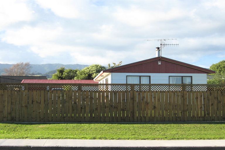 Photo of property in 46 Freemans Road, Otaki, 5512