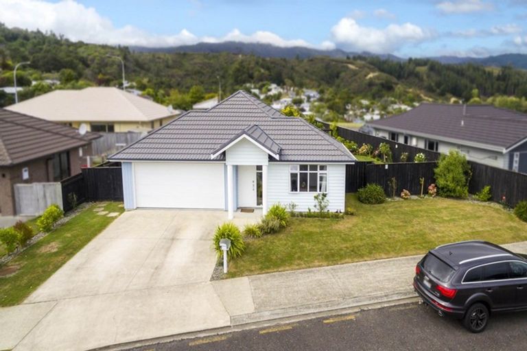 Photo of property in 4 Citrine Grove, Timberlea, Upper Hutt, 5018