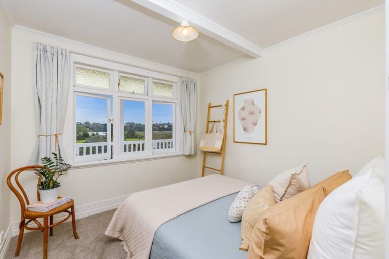 Photo of property in 42 Waterview Road, Stanley Point, Auckland, 0624