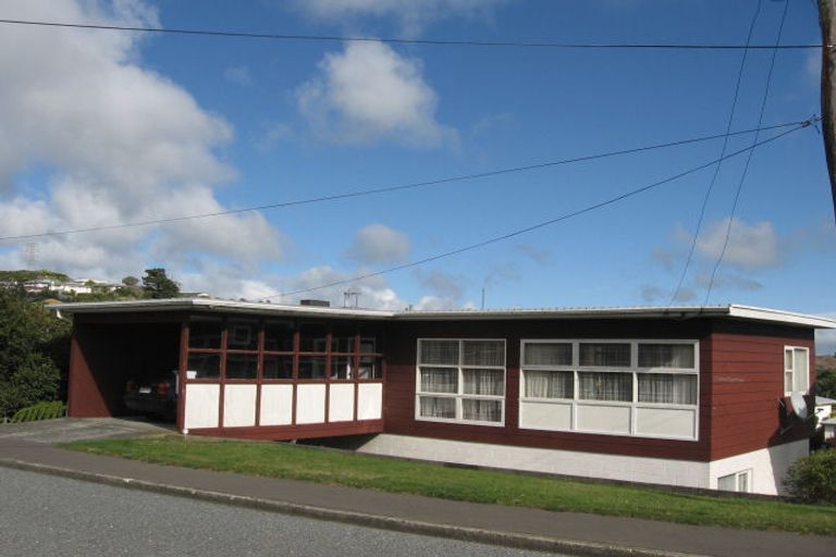 Photo of property in 17 Longcroft Terrace, Newlands, Wellington, 6037