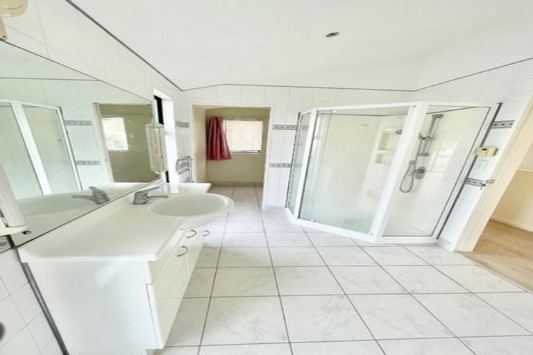 Photo of property in 1/881 East Coast Road, Northcross, Auckland, 0632