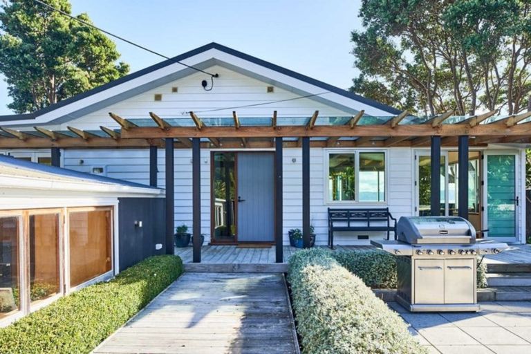 Photo of property in 42 Pukatea Street, Eastbourne, Lower Hutt, 5013