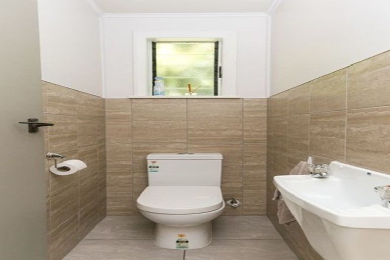 Photo of property in 76a Newlands Road, Newlands, Wellington, 6037