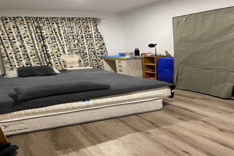 Photo of property in 2/366a Glenfield Road, Glenfield, Auckland, 0629