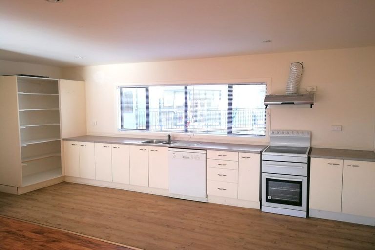Photo of property in Krisley Court, 1/6 Ambrico Place, New Lynn, Auckland, 0600