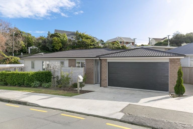 Photo of property in 27a Collins Avenue, Tawa, Wellington, 5028