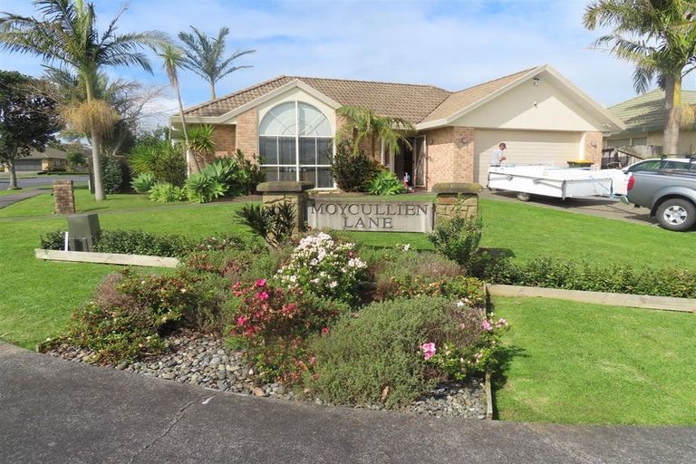 Photo of property in 7 Moyrus Crescent, East Tamaki Heights, Auckland, 2016