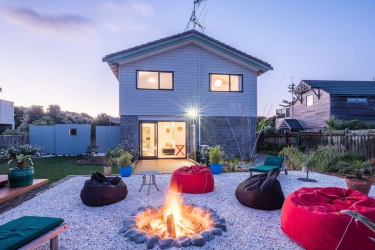 Photo of property in 106 Field Way, Waikanae Beach, Waikanae, 5036