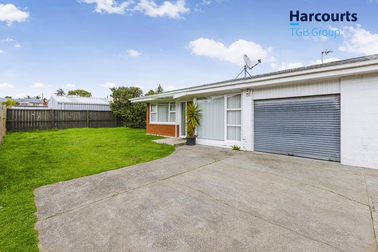 Photo of property in 2/55 Orams Road, Hillpark, Auckland, 2102