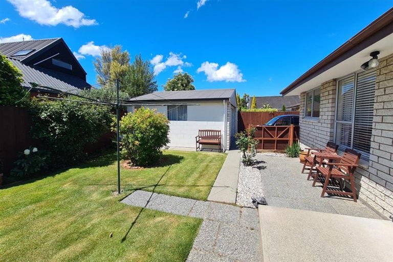 Photo of property in 2/8 Camrose Place, Ilam, Christchurch, 8041