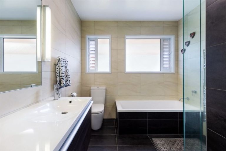 Photo of property in 17 Fowler Street, Northcote, Auckland, 0627