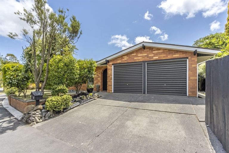 Photo of property in 27 Camberwell Place, Avonhead, Christchurch, 8042