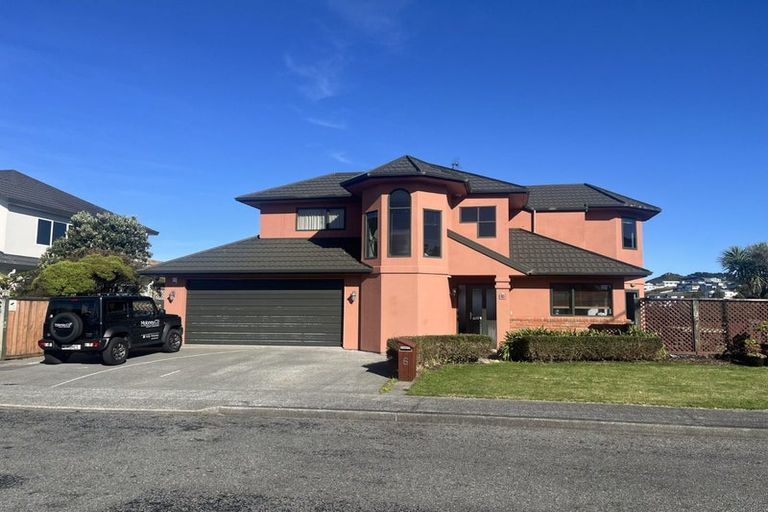 Photo of property in 6 Bennett Grove, Newlands, Wellington, 6037