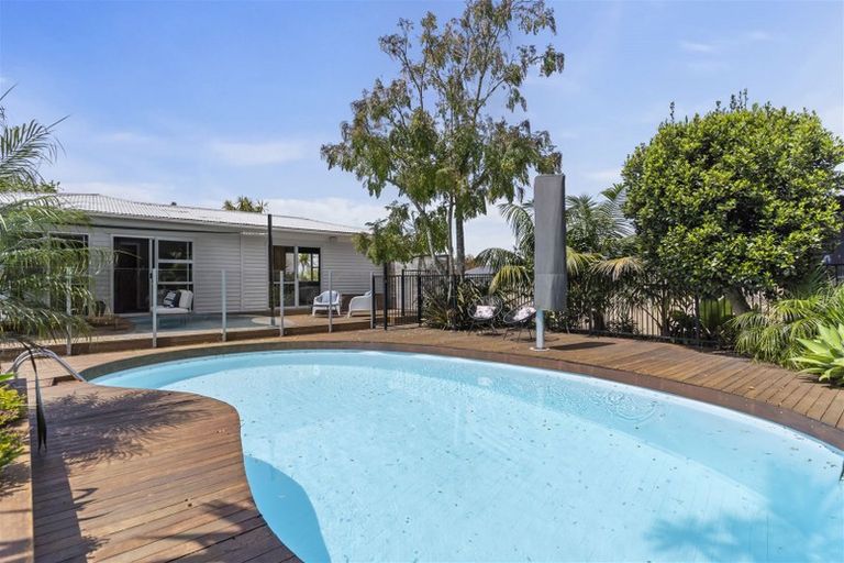 Photo of property in 22 Bayside Avenue, Te Atatu Peninsula, Auckland, 0610