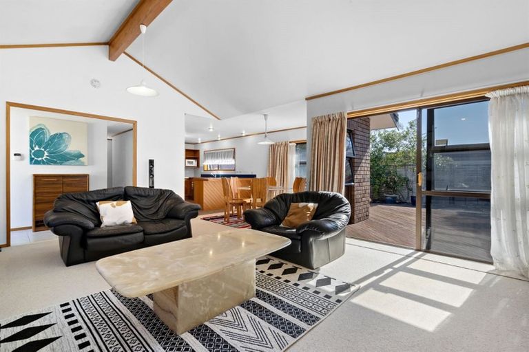 Photo of property in 17 Montclair Rise, Browns Bay, Auckland, 0630
