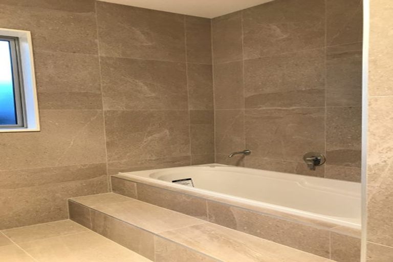 Photo of property in 52a Ennis Avenue, Pakuranga Heights, Auckland, 2010