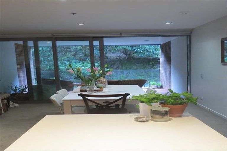 Photo of property in Patent 326 Apartments, 204s/326 Evans Bay Parade, Hataitai, Wellington, 6021