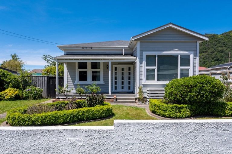 Photo of property in 24 York Street, Picton, 7220