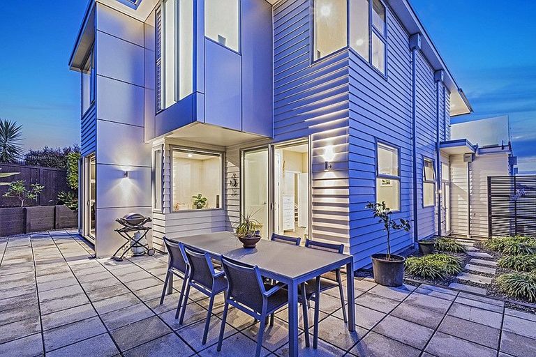 Photo of property in 2/49 Seaview Road, Castor Bay, Auckland, 0620