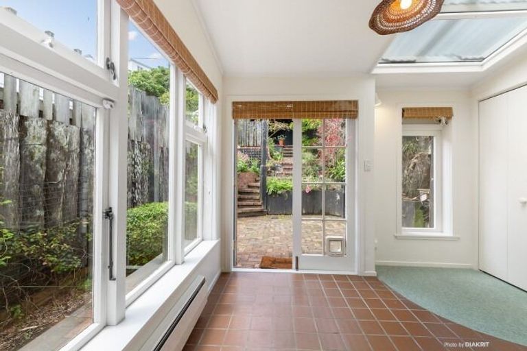 Photo of property in 18 Hawker Street, Mount Victoria, Wellington, 6011